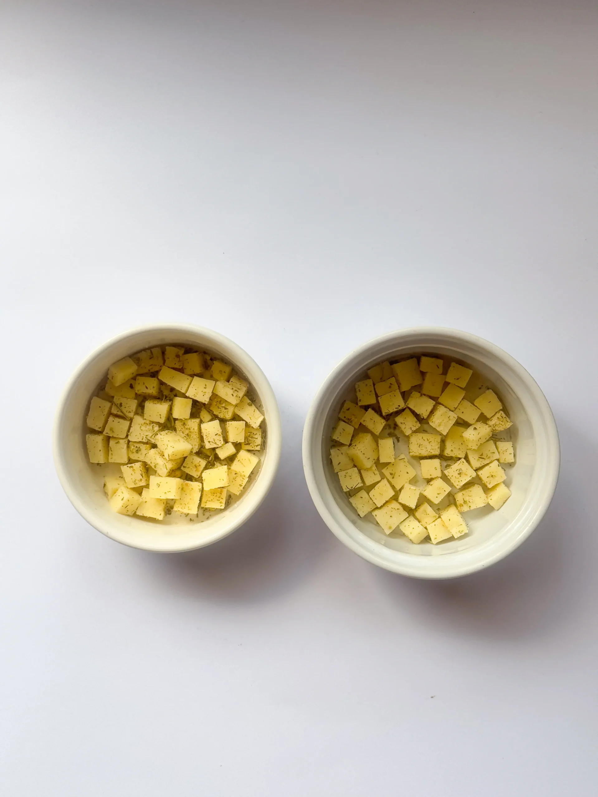 Dividing the cottage cheese base into 2 bowls.
