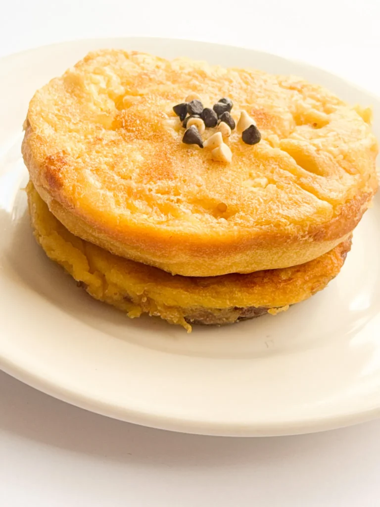 The fluffy souffle pancakes with chocolate chips topping.