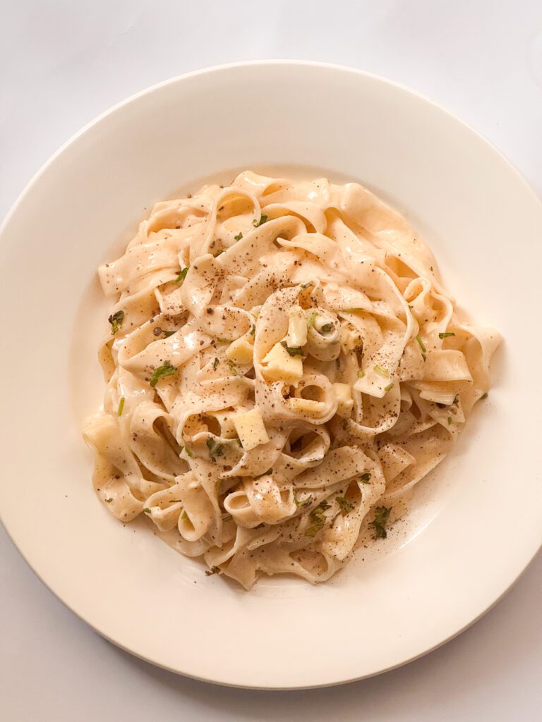 creamy garlic white pasta