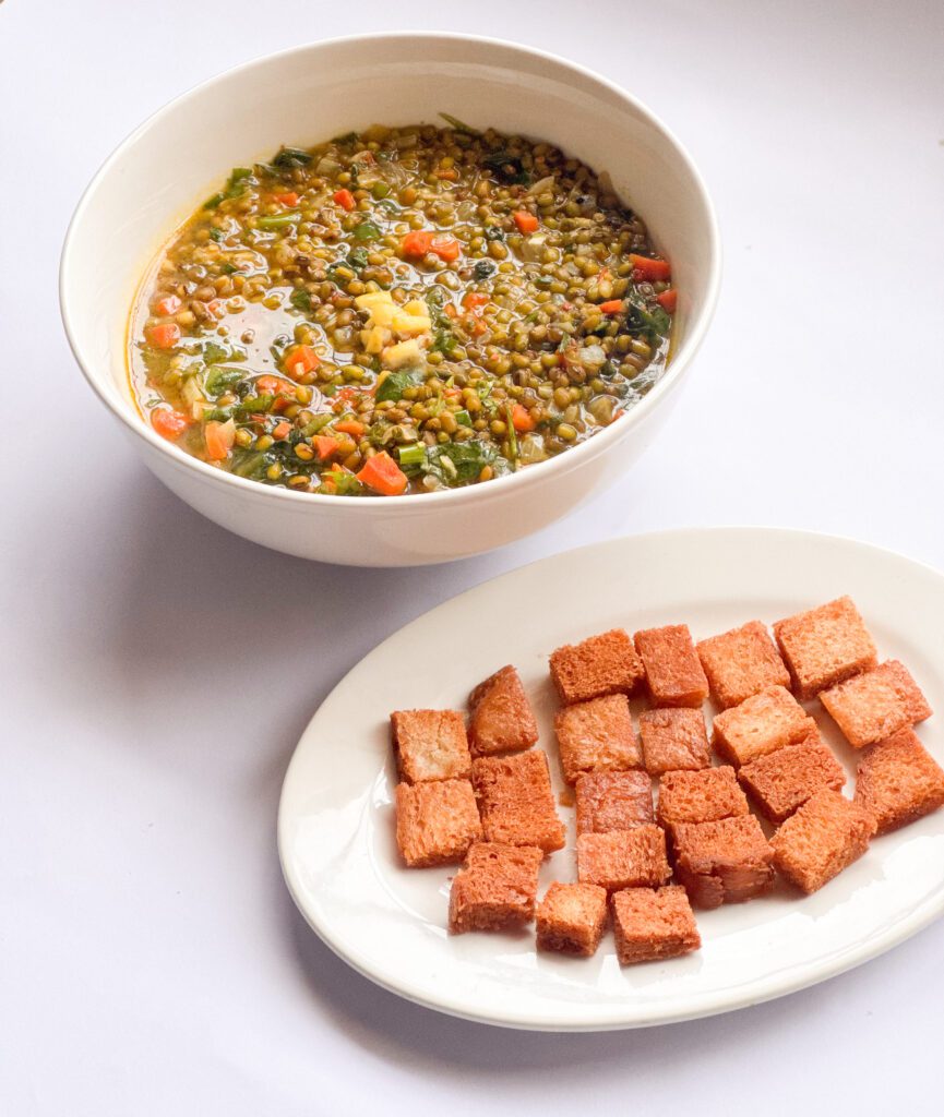 Green lentil soup with crispy bread