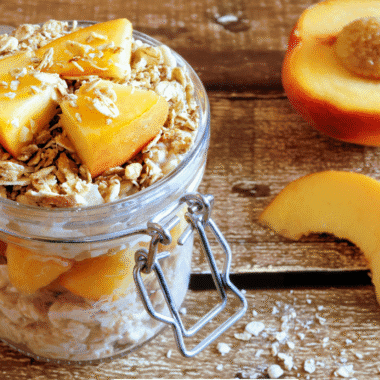 peach cobbler overnight oats