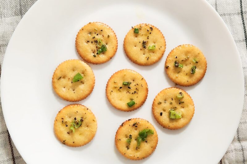 Spicy Garlic Butter Ritz Cracker