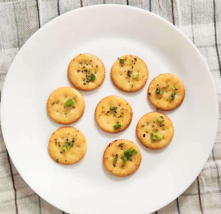 Spicy Garlic Butter Ritz Cracker