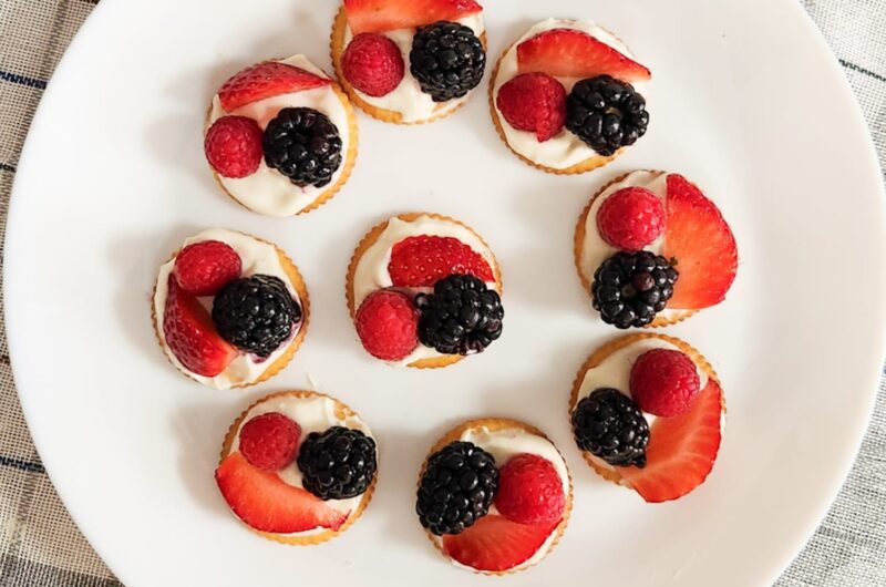 Berries and Cream Cheese Ritz Cracker Appetizers