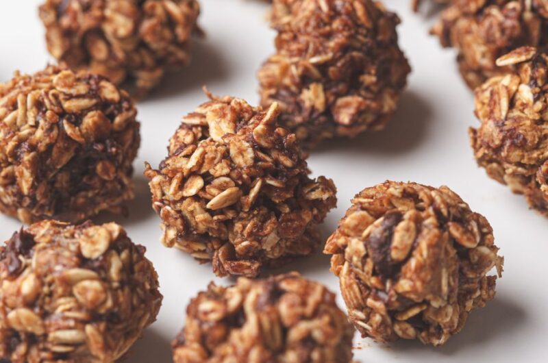 Oatmeal Balls With Peanut Butter and Chocolate Chips