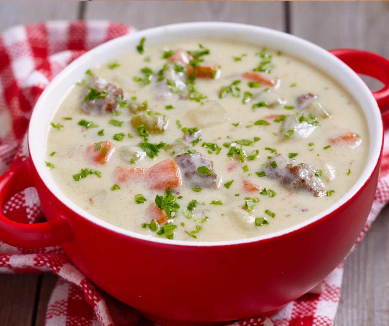 Creamy cheeseburger soup with ground beef and vegetables