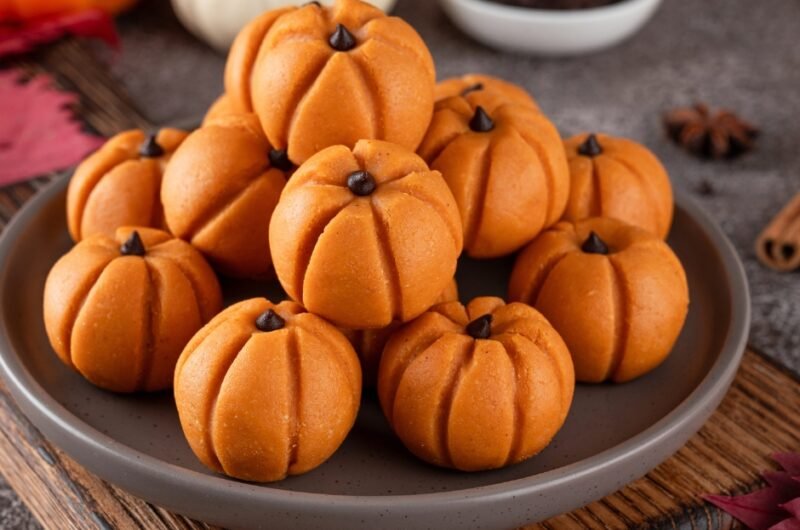 Halloween Mini Pumpkin Spice Cheesecakes