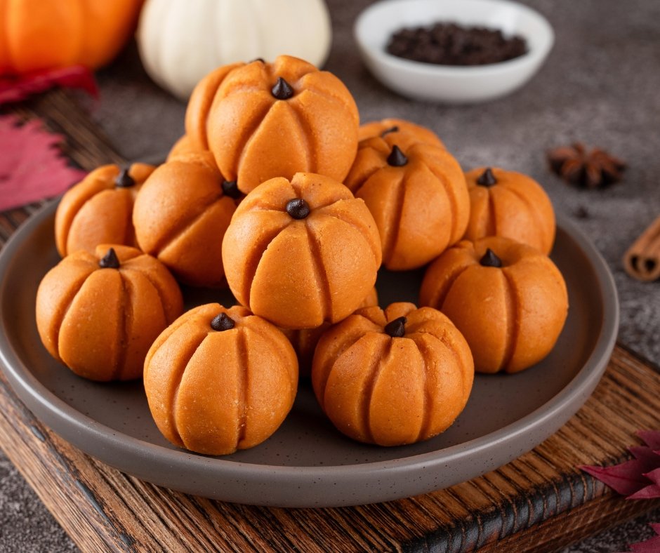 Halloween Mini Pumpkin Spice Cheesecakes