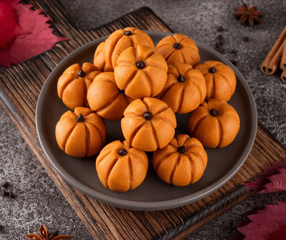 Halloween Mini Pumpkin Spice Cheesecakes