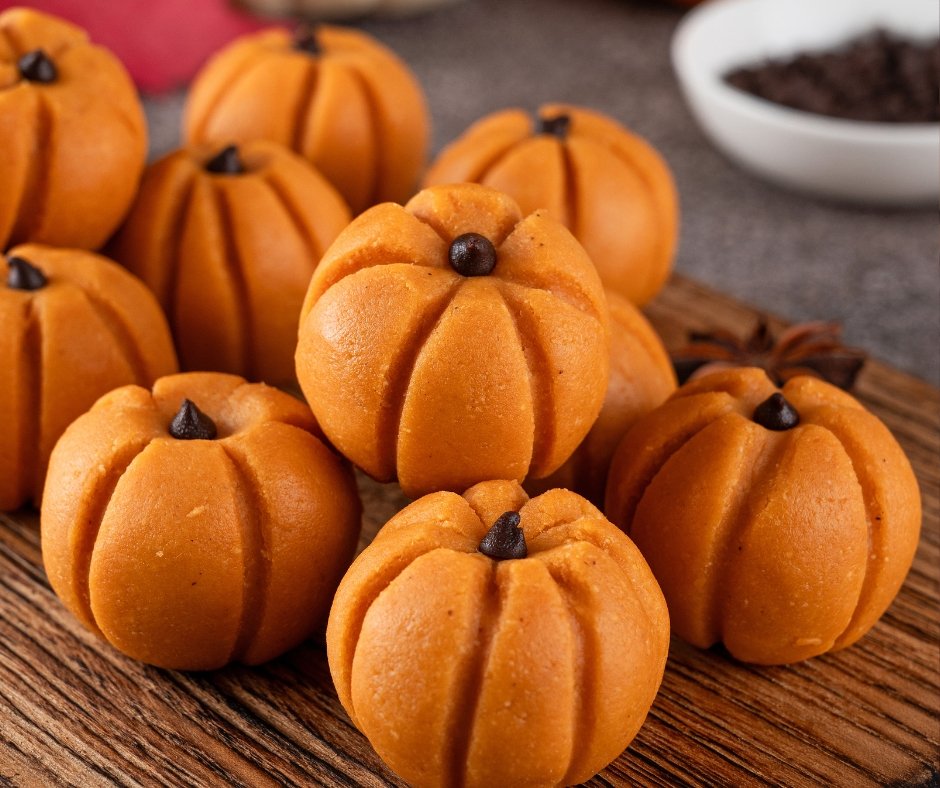 Halloween Mini Pumpkin Spice Cheesecakes