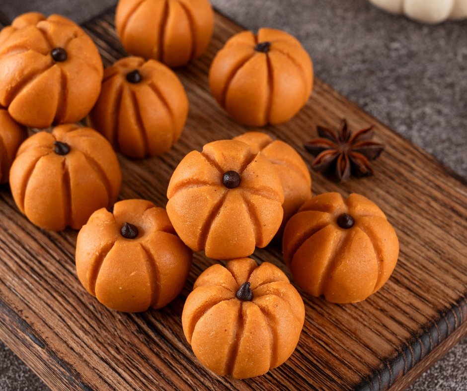 Halloween Mini Pumpkin Spice Cheesecakes