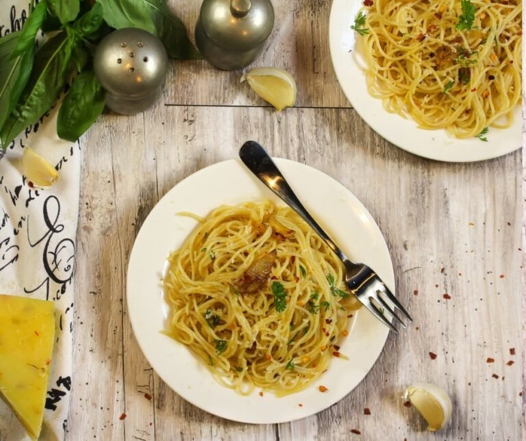 Spaghetti with Olive Oil and Garlic Sauce (Pasta Aglio E Olio)
