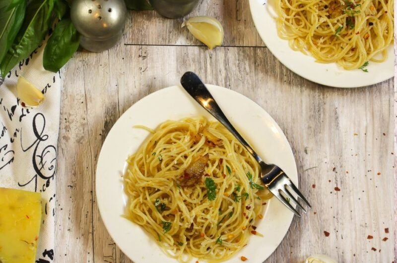Spaghetti with Olive Oil and Garlic Sauce (Pasta Aglio E Olio)